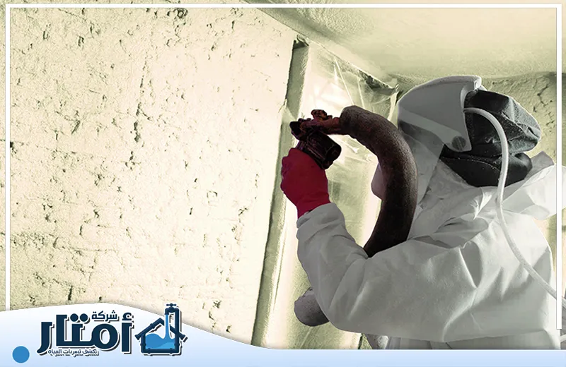 شركة عزل اسطح بخميس مشيط 0502032828 أمتار البناء عمالة تقوم بتطبيق عزل اسطح بخميس مشيط باستخدام معدات متخصصة على الجدران.