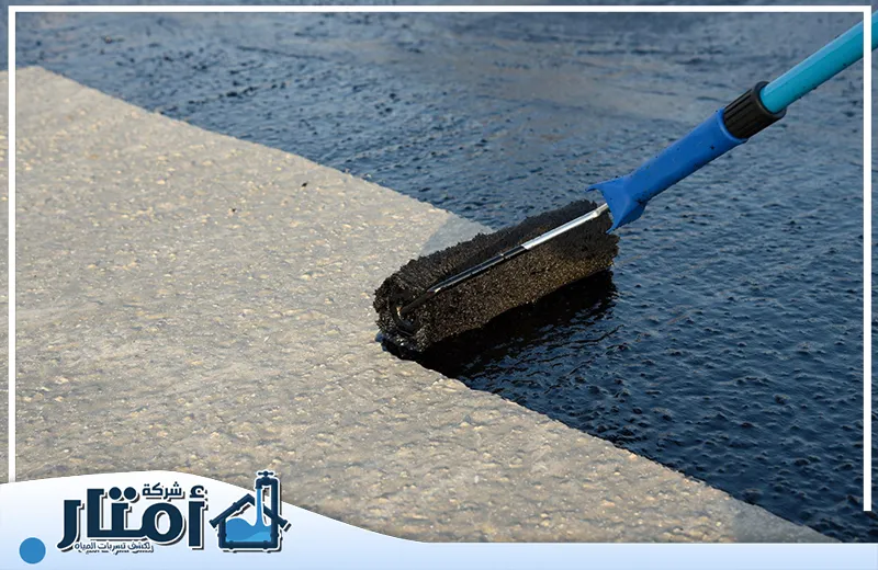 شركة عزل اسطح بخميس مشيط 0502032828 أمتار البناء شركة عزل اسطح بخميس مشيط باستخدام فرشاة لتطبيق العزل السائل على الأسطح.