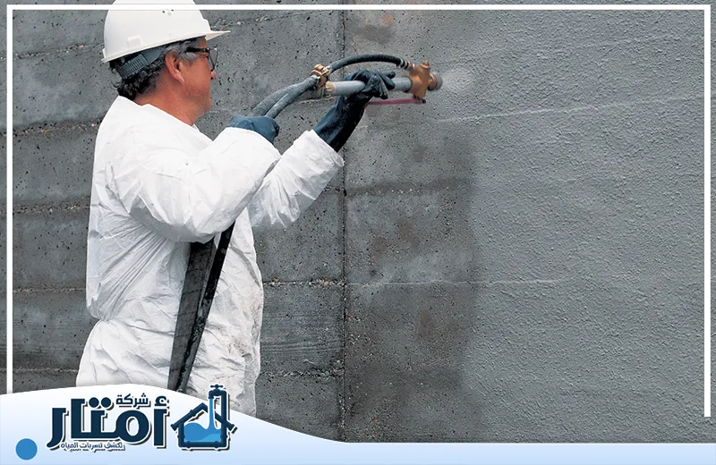 شركة عزل اسطح بخميس مشيط 0502032828 أمتار البناء عمالة تقوم بتطبيق عزل اسطح بخميس مشيط باستخدام معدات متخصصة على الجدران.