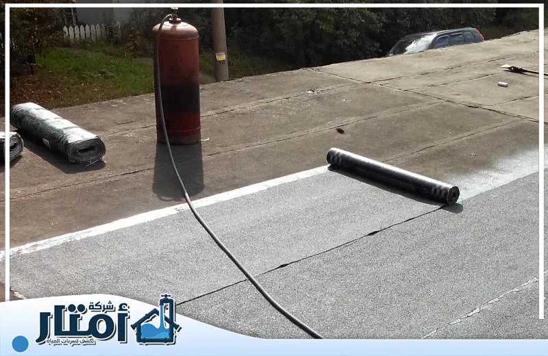 شركة عزل اسطح بخميس مشيط 0502032828 أمتار البناء عملية فرد مادة عزل الأسطح بخميس مشيط باستخدام الأسطوانة على السطح.