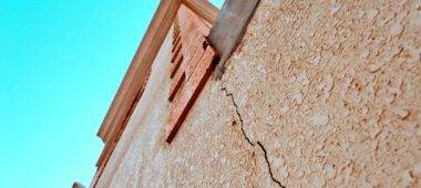 Treatment of cracks and cracks in buildings