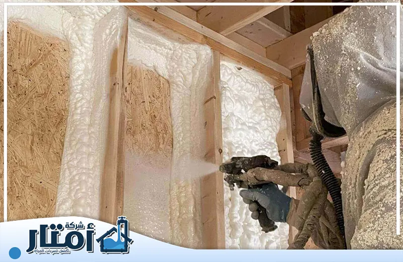 فني شركتنا يقوم بعزل فوم للجدران مستخدمًا جهاز رش متقدم لتحقيق نتائج دقيقة وفعالة. 