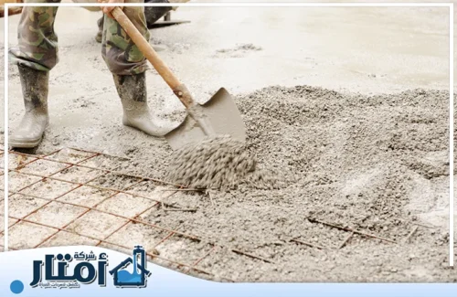 عمالنا المهرة في شركة أمتار البناء 0502032828 يضعون الخرسانة الرغوية بعناية فائقة فوق شبكات التسليح. نضمن التوزيع المتساوي والمتانة العالية لمشاريعكم في الرياض.