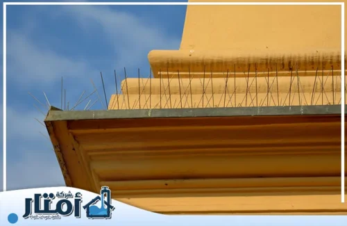 طارد الحمام من الشبابيك بالرياض 0502032828 امتار البناء طارد الحمام من الشبابيك بالرياض مثبت على حافة سطح لحماية المباني من الطيور بطريقة فعّالة وآمنة.